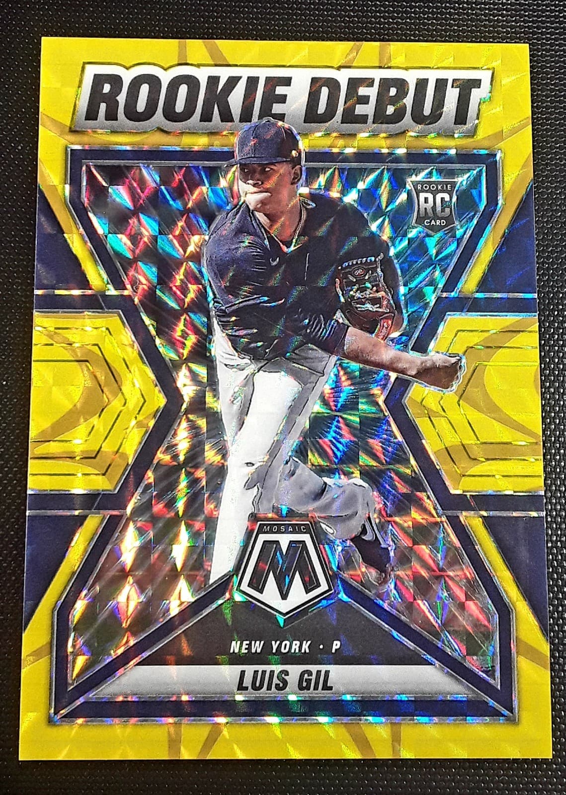 Luis Gil trading card