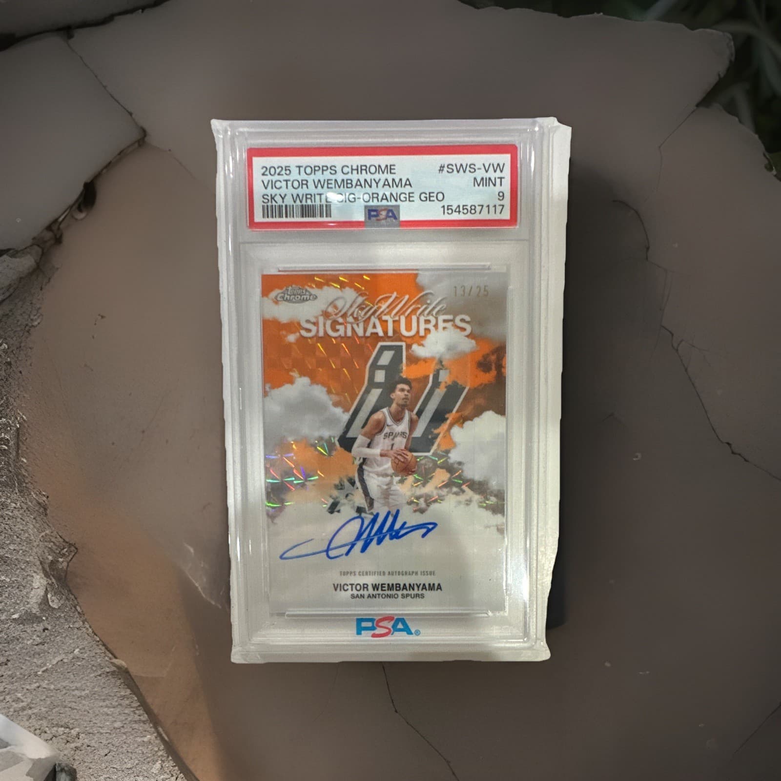 Victor Wembanyama 2025 topps Topps Chrome Sky Write Signatures - Blue Refractor